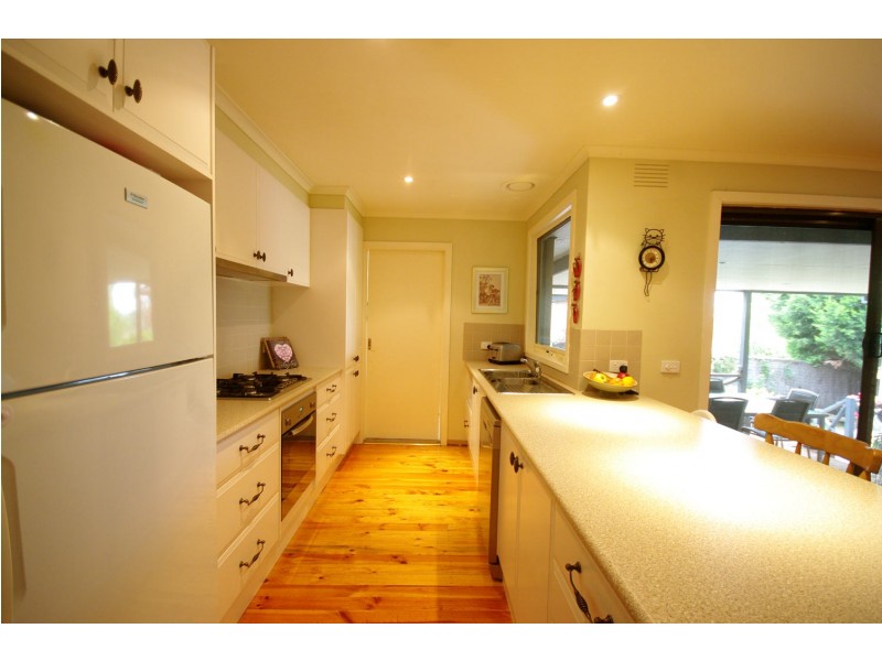 18 Clifton Way, Endeavour Hills VIC 3802