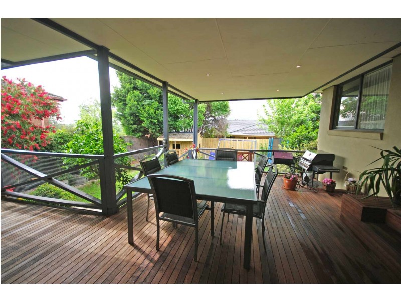 18 Clifton Way, Endeavour Hills VIC 3802