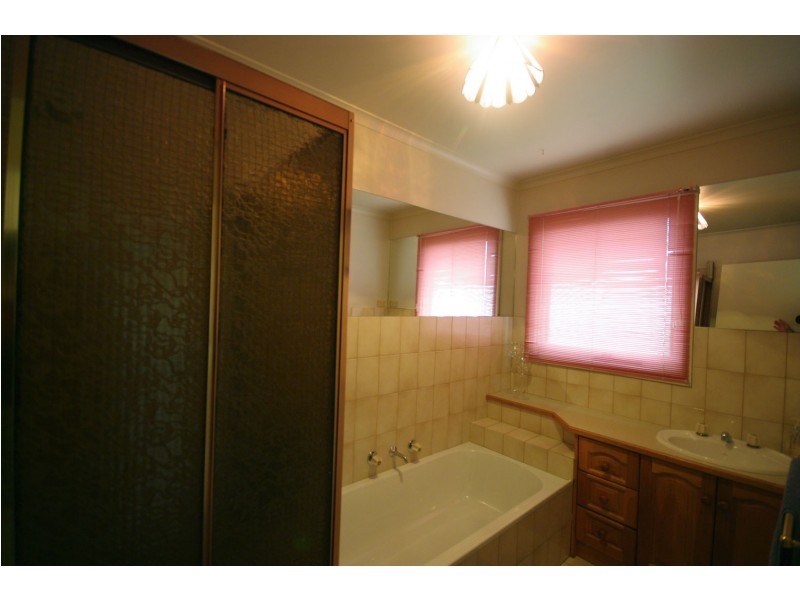 17 Cunningham Drive, Endeavour Hills VIC 3802