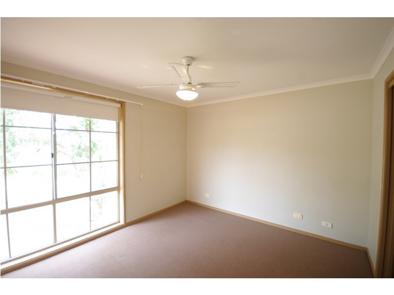 1/8 Southwell Close, Endeavour Hills VIC 3802