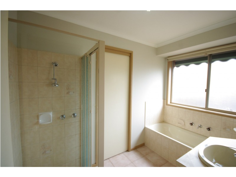 1/8 Southwell Close, Endeavour Hills VIC 3802