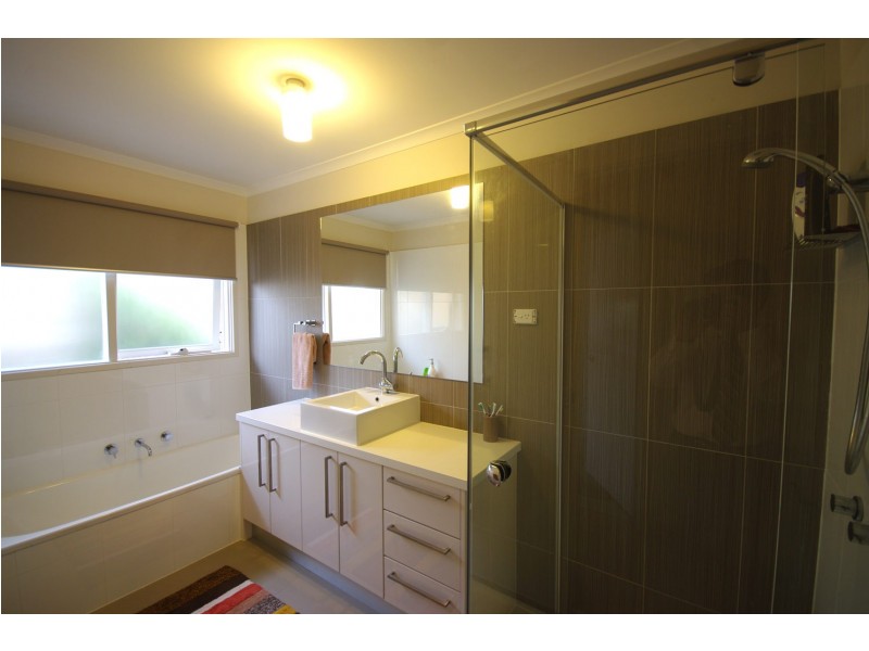 8 Poole Court, Endeavour Hills VIC 3802