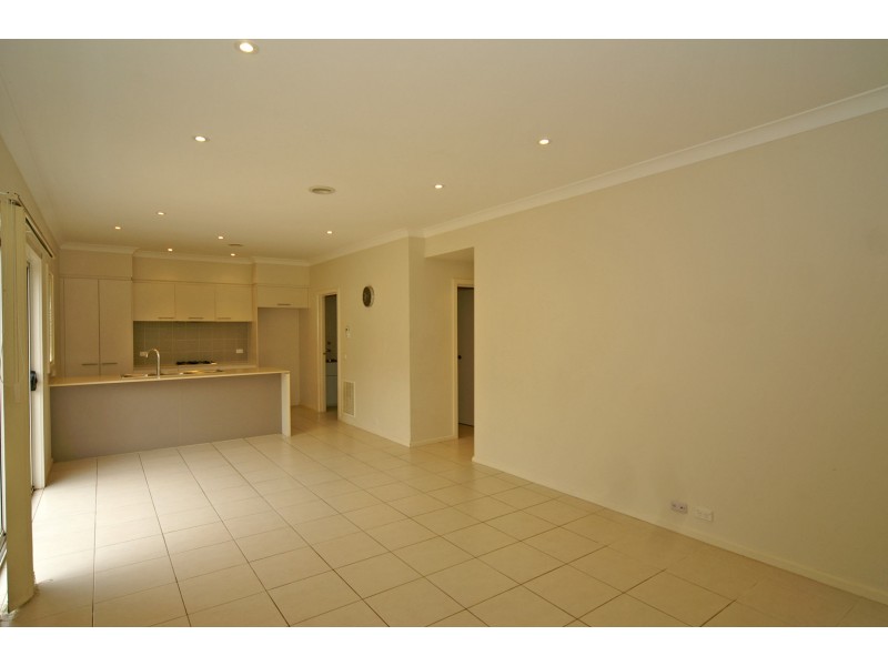 8 Manuscript Drive, Endeavour Hills VIC 3802