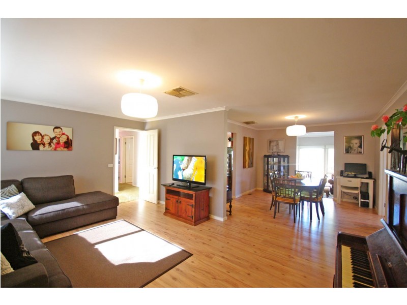 30 Ravenhill Crescent, Endeavour Hills VIC 3802