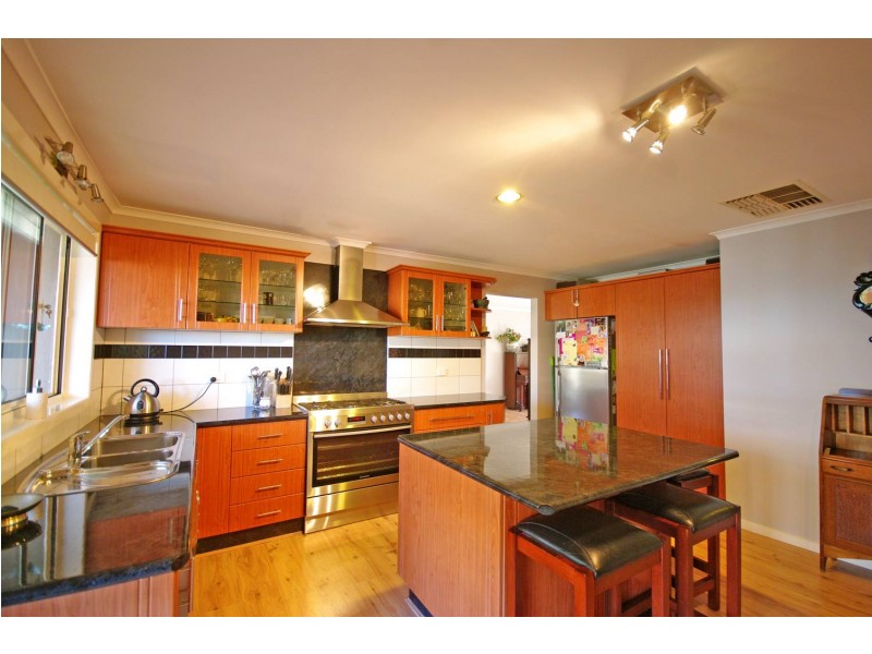 30 Ravenhill Crescent, Endeavour Hills VIC 3802