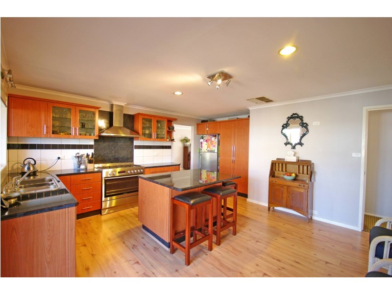 30 Ravenhill Crescent, Endeavour Hills VIC 3802