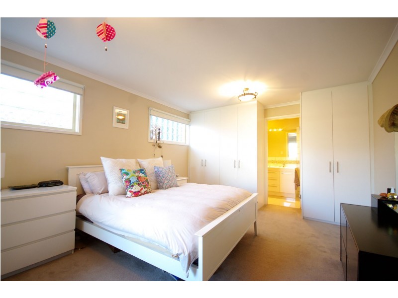 30 Ravenhill Crescent, Endeavour Hills VIC 3802