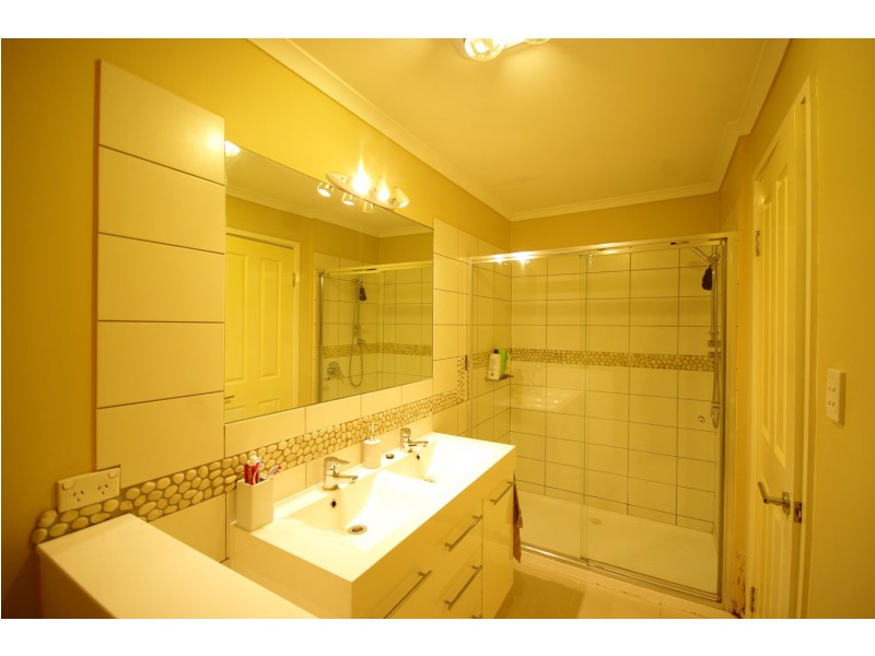 30 Ravenhill Crescent, Endeavour Hills VIC 3802