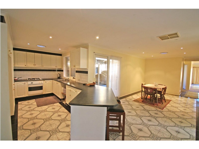 16 Scoble Place, Narre Warren VIC 3805