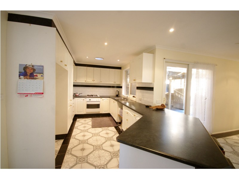 16 Scoble Place, Narre Warren VIC 3805