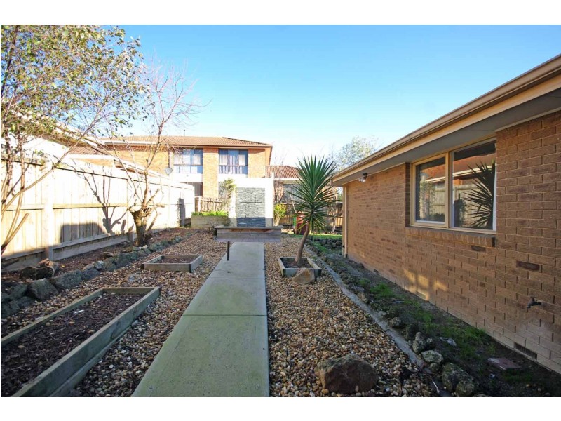 16 Scoble Place, Narre Warren VIC 3805