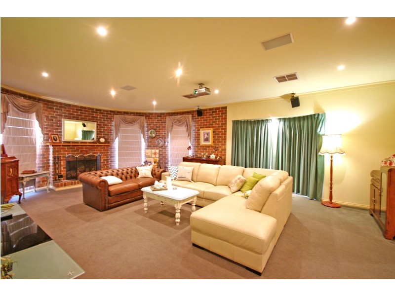 11 Erica Close, Endeavour Hills VIC 3802