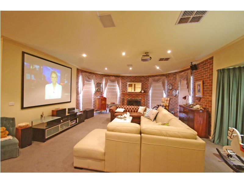 11 Erica Close, Endeavour Hills VIC 3802