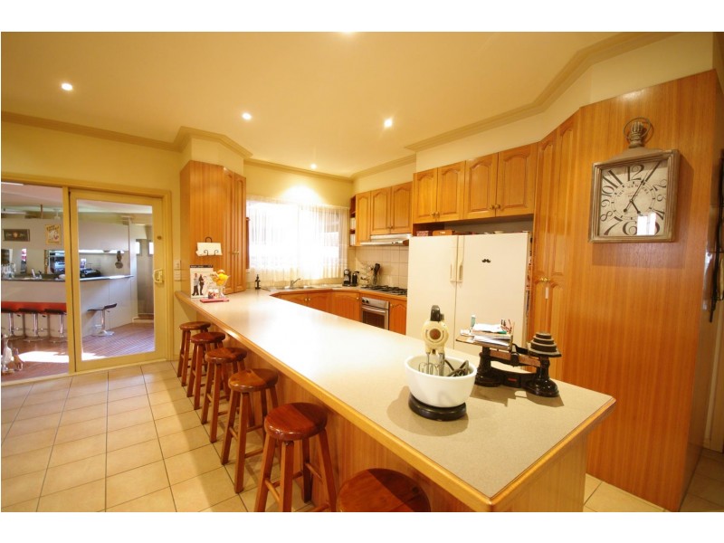 11 Erica Close, Endeavour Hills VIC 3802