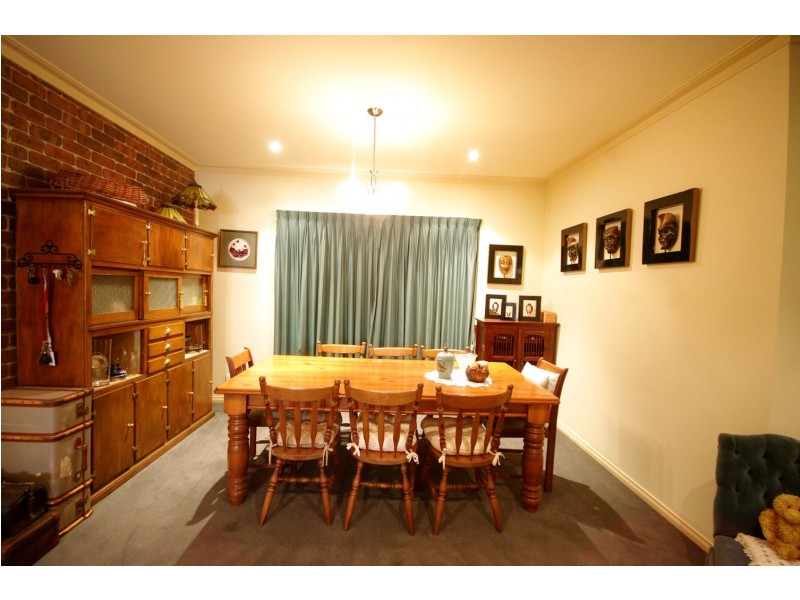 11 Erica Close, Endeavour Hills VIC 3802