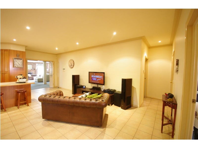 11 Erica Close, Endeavour Hills VIC 3802