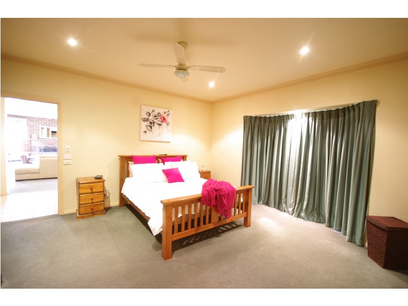 11 Erica Close, Endeavour Hills VIC 3802