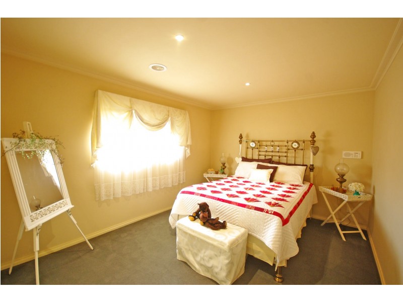 11 Erica Close, Endeavour Hills VIC 3802