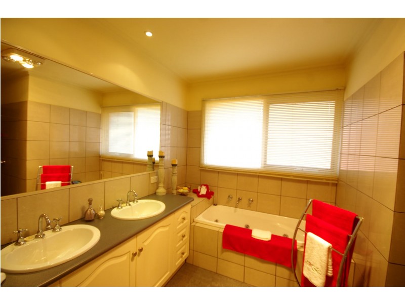 11 Erica Close, Endeavour Hills VIC 3802