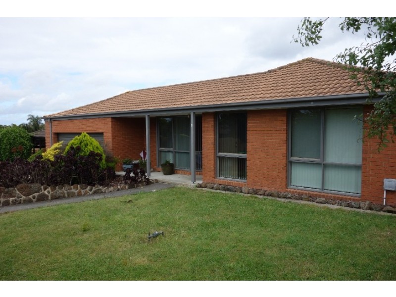 2 AMBER CRESCENT, Narre Warren VIC 3805