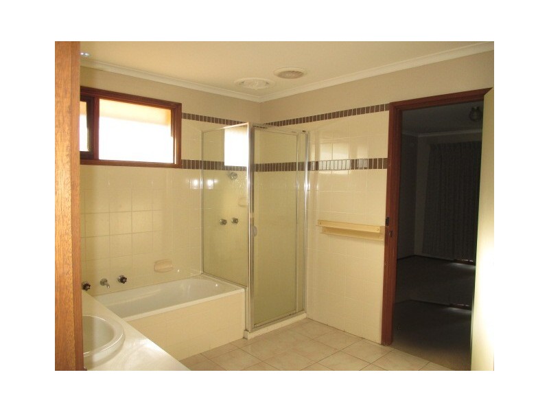 1/2 REED COURT, Endeavour Hills VIC 3802