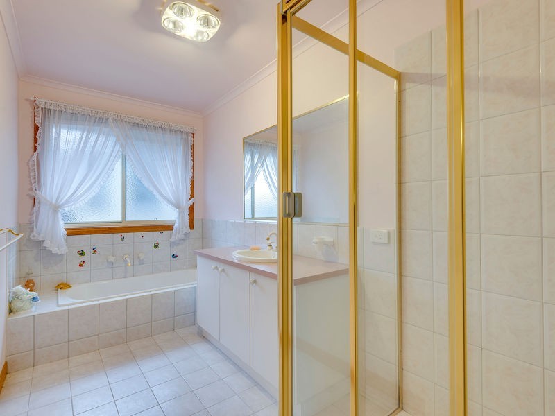 8 Nicole Close, Endeavour Hills VIC 3802