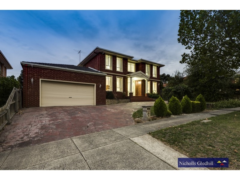 18 Barnsley Drive, Endeavour Hills VIC 3802