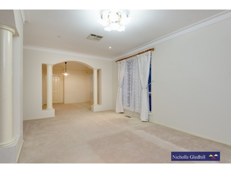 18 Barnsley Drive, Endeavour Hills VIC 3802