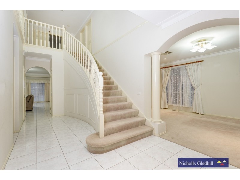 18 Barnsley Drive, Endeavour Hills VIC 3802