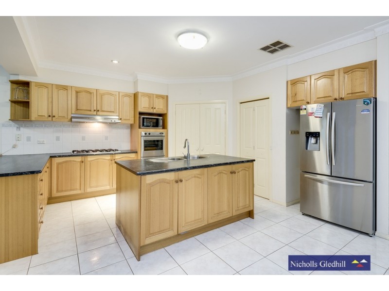 18 Barnsley Drive, Endeavour Hills VIC 3802