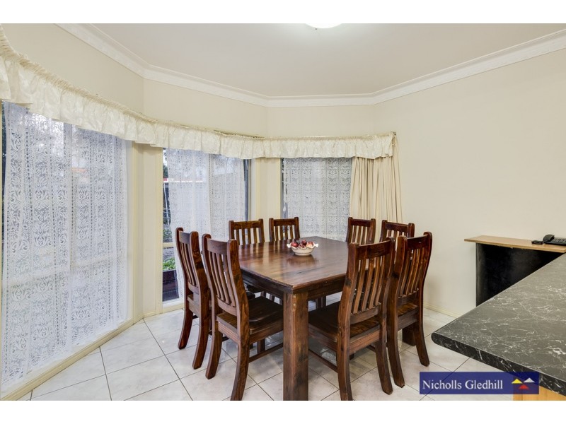 18 Barnsley Drive, Endeavour Hills VIC 3802