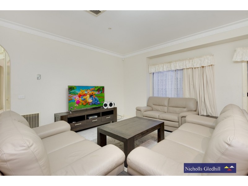 18 Barnsley Drive, Endeavour Hills VIC 3802