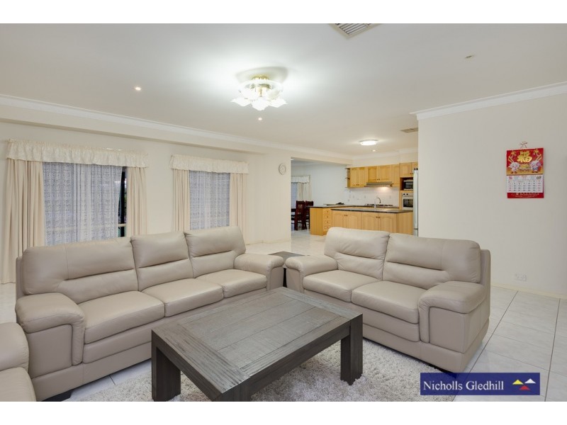 18 Barnsley Drive, Endeavour Hills VIC 3802