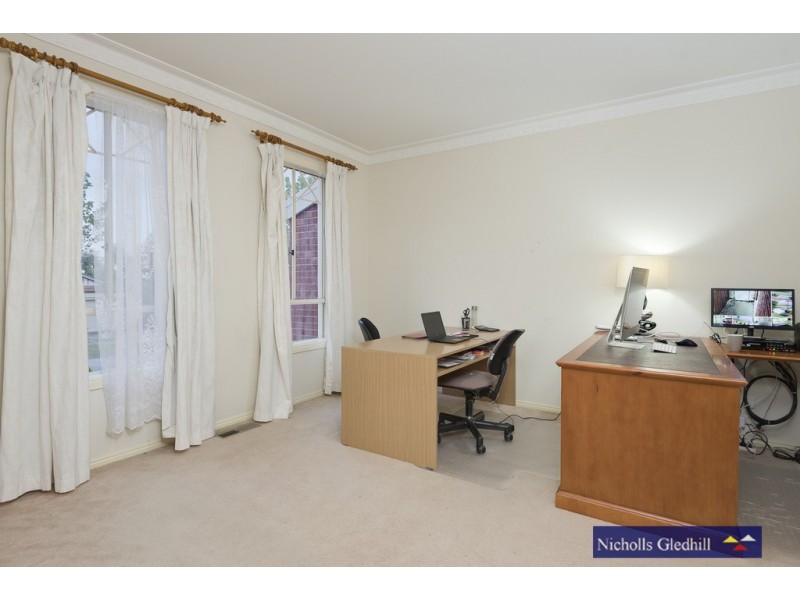 18 Barnsley Drive, Endeavour Hills VIC 3802