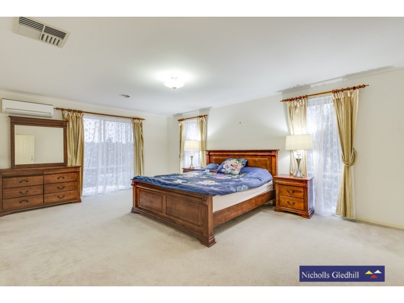 18 Barnsley Drive, Endeavour Hills VIC 3802