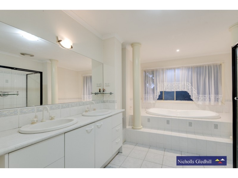 18 Barnsley Drive, Endeavour Hills VIC 3802