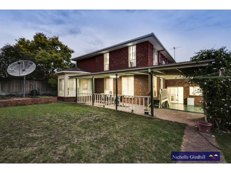 18 Barnsley Drive, Endeavour Hills VIC 3802