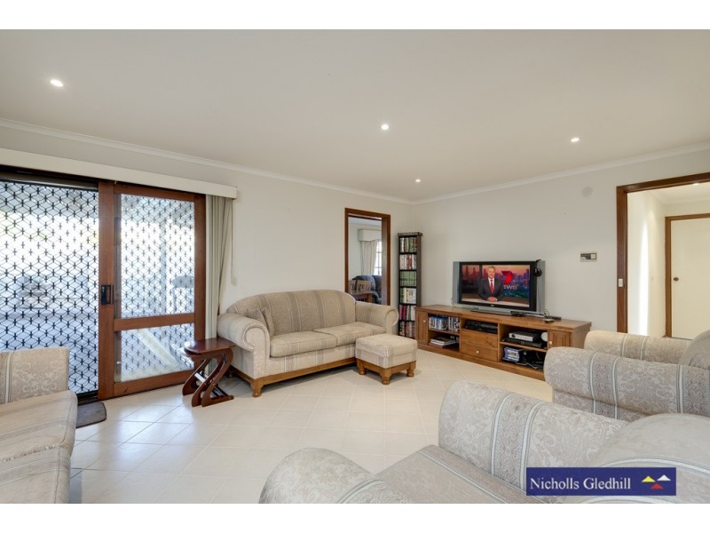 24 LAWSON WAY, Endeavour Hills VIC 3802