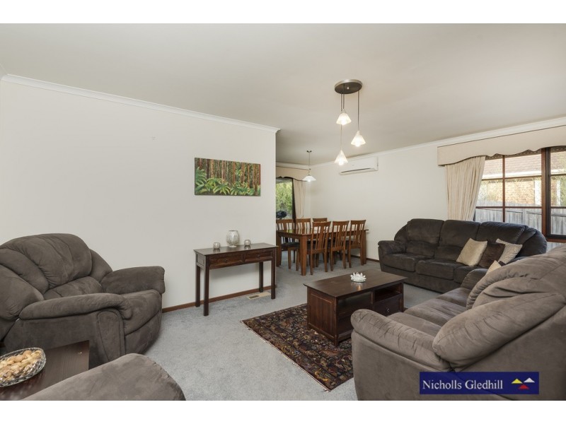 24 LAWSON WAY, Endeavour Hills VIC 3802