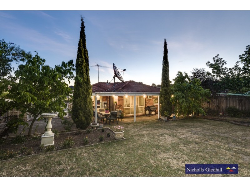 24 LAWSON WAY, Endeavour Hills VIC 3802