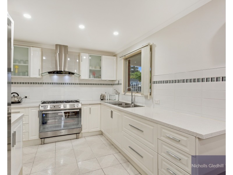 51 Chalcot Drive, Endeavour Hills VIC 3802