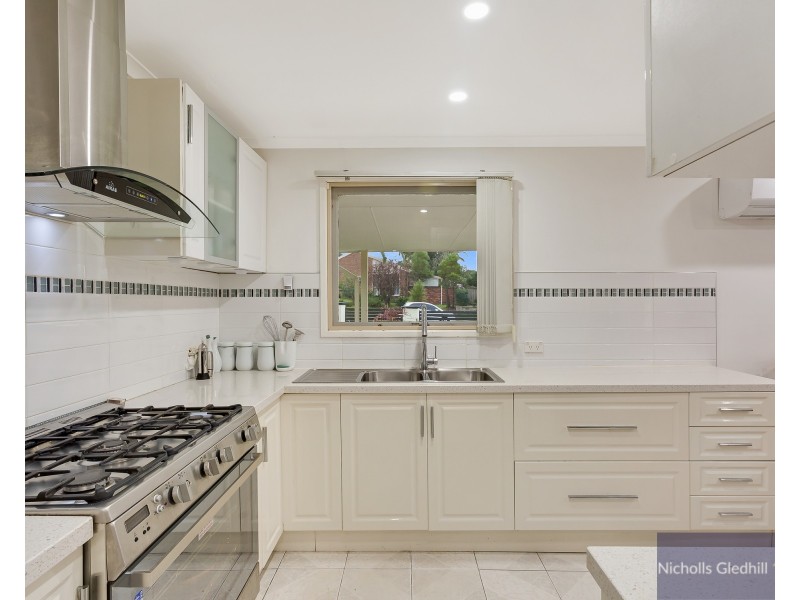 51 Chalcot Drive, Endeavour Hills VIC 3802