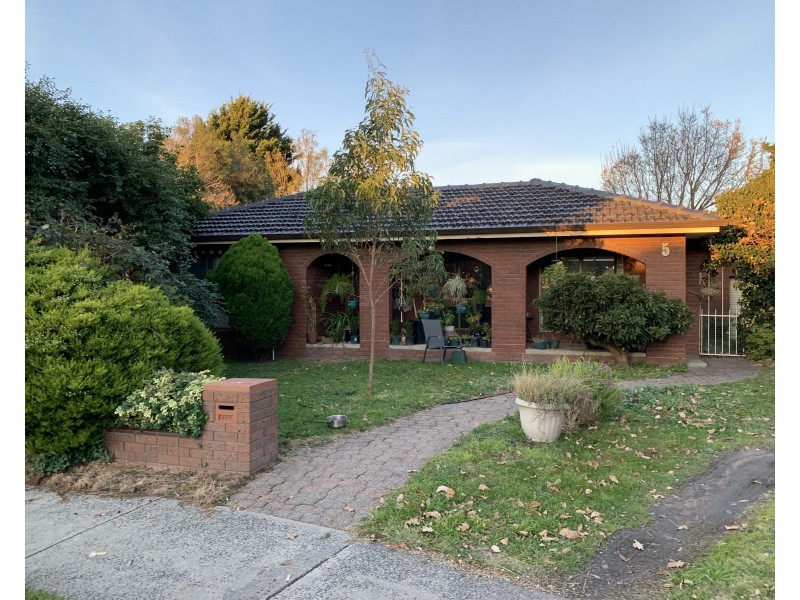 5 Tench Rise, Endeavour Hills VIC 3802