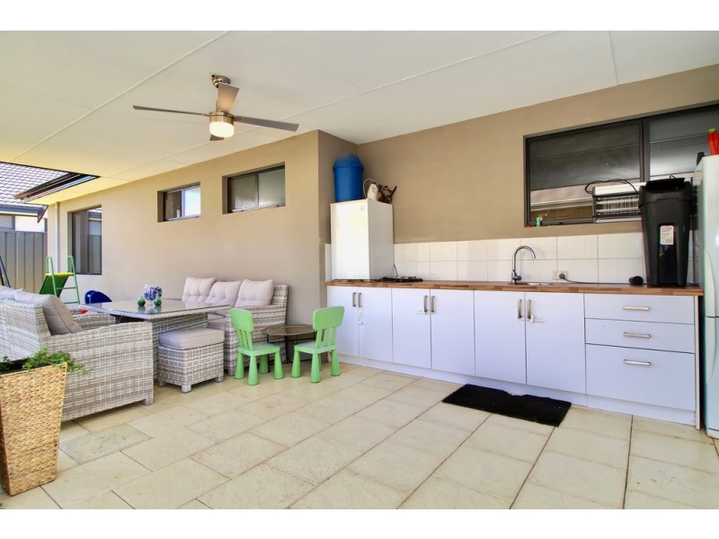 13 Bottlenose Circuit, Waikiki WA 6169