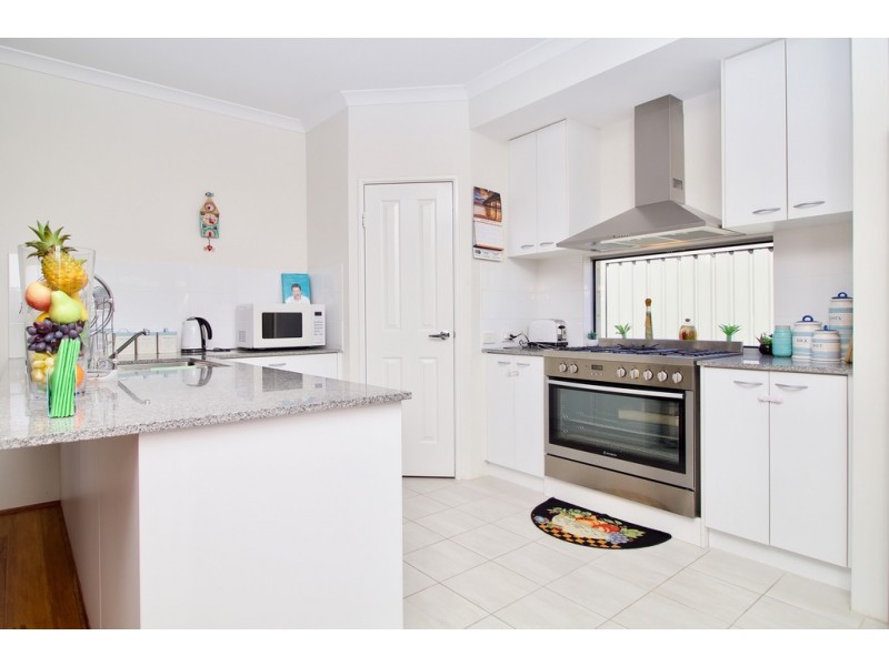 13 Bottlenose Circuit, Waikiki WA 6169