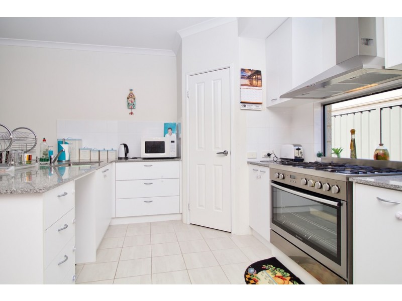 13 Bottlenose Circuit, Waikiki WA 6169