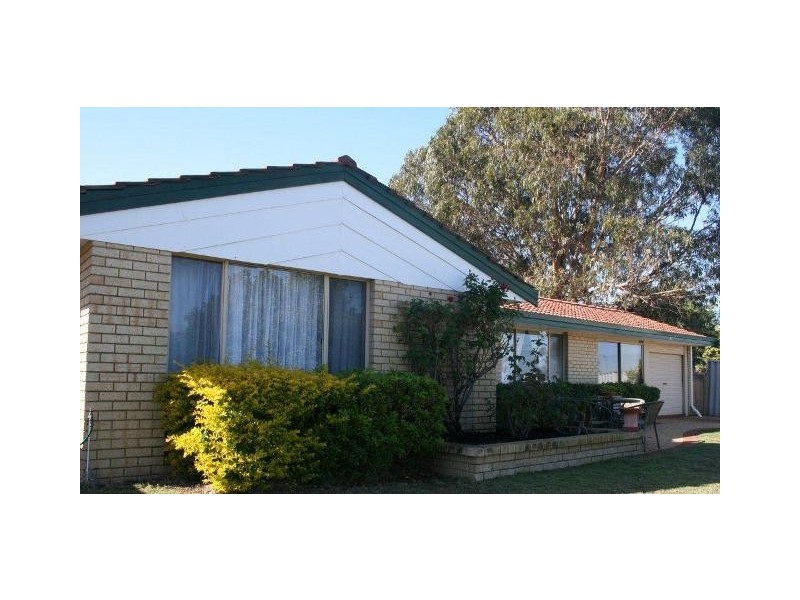 4 Parkway Gardens, Parmelia WA 6167