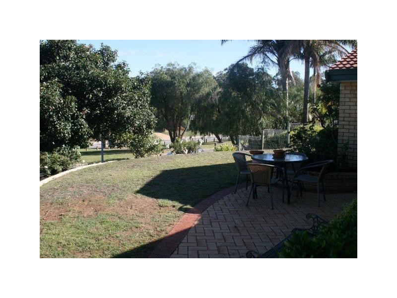 4 Parkway Gardens, Parmelia WA 6167