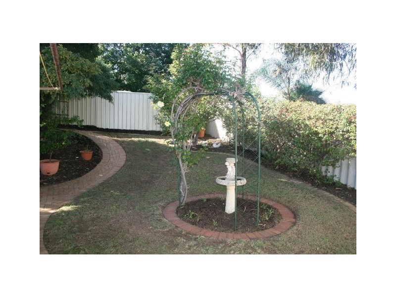 4 Parkway Gardens, Parmelia WA 6167