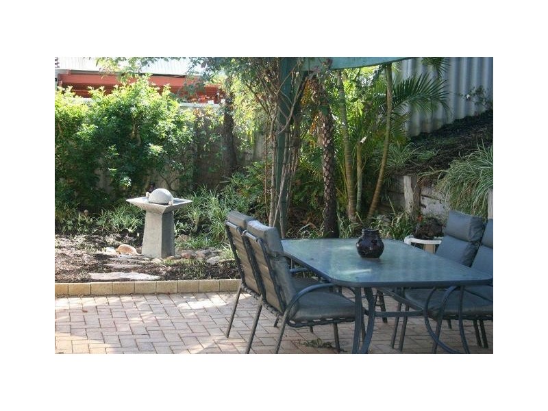 4 Parkway Gardens, Parmelia WA 6167